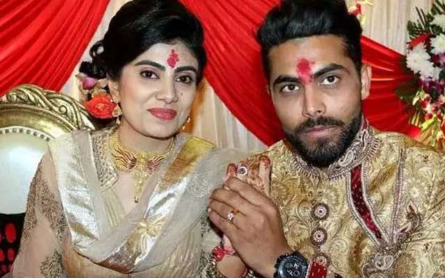 కానిస్టేబుల్ పై విరుచుకుపడిన క్రికెటర్ భార్య