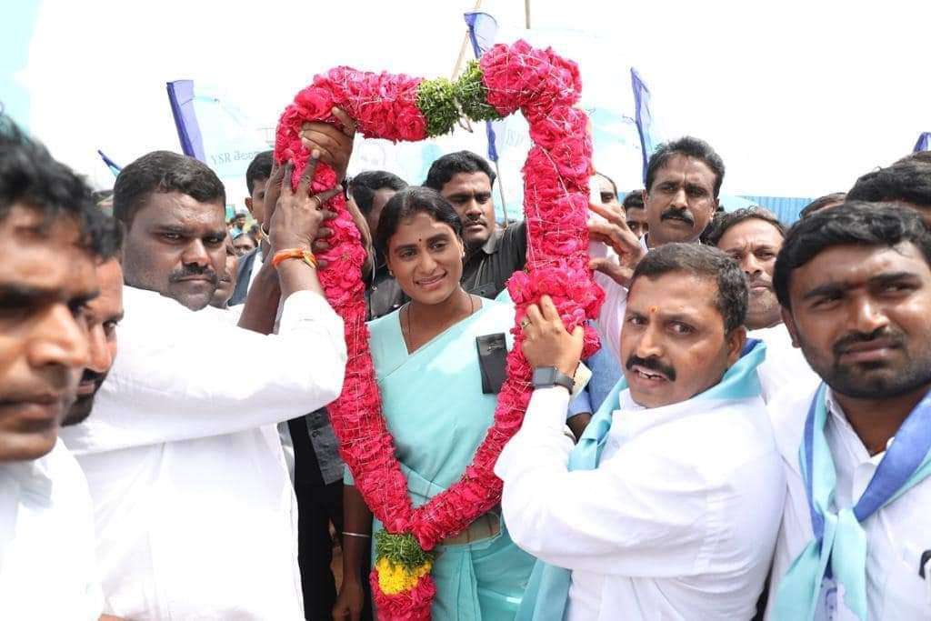అన్నా నువ్ చేసింది తప్పు.. జగన్ కి షర్మిళ చురకలు..