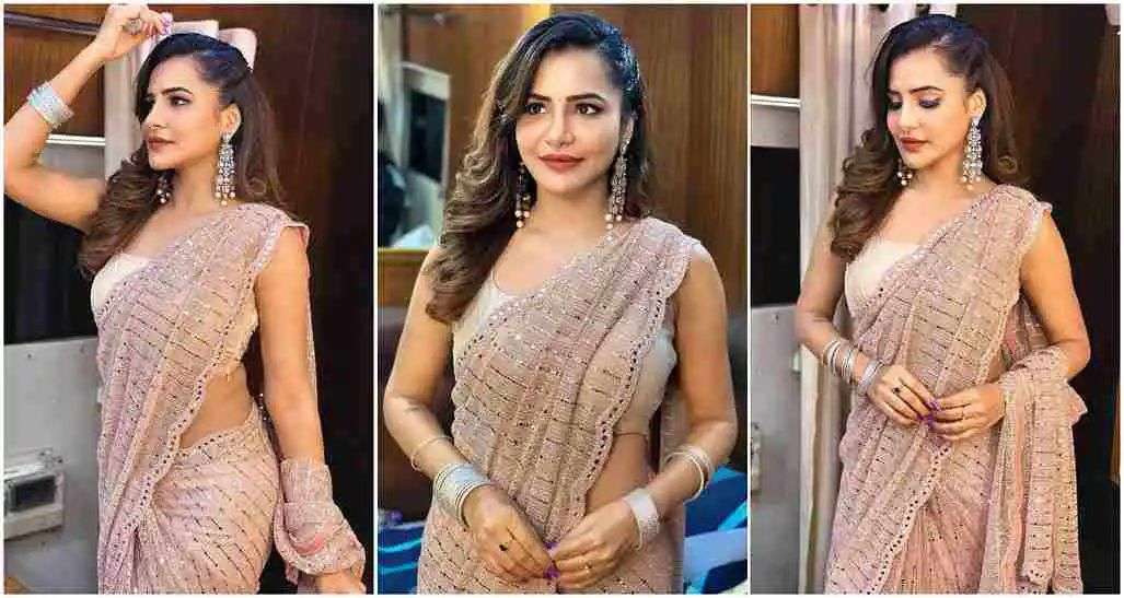 చీరకట్టులో ఆకట్టుకున్న అషు రెడ్డి.. ఫిదా అవుతున్న నెటిజన్స్..