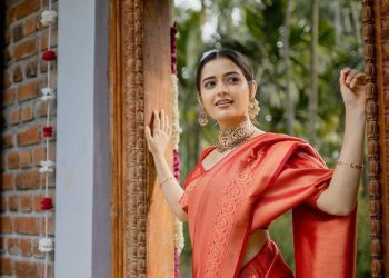 Ashika Ranganath Latest saree photos : ఆషిక అందంతో అల్లాడిపోతున్న కుర్రాళ్ళు..