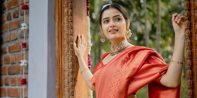 Ashika Ranganath Latest saree photos : ఆషిక అందంతో అల్లాడిపోతున్న కుర్రాళ్ళు..