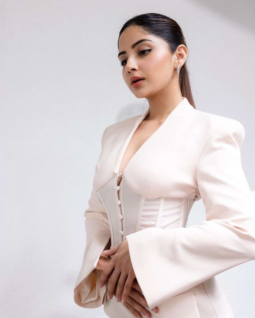 Kashmira Pardeshi Hot Photos