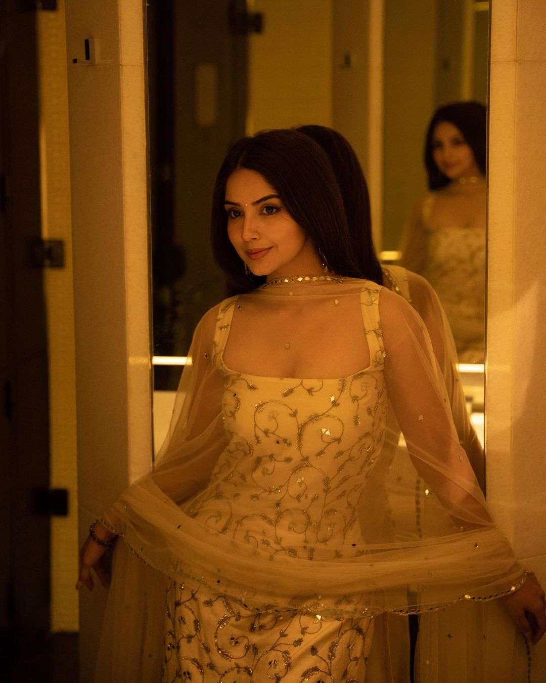 Kashmira Pardeshi Stunning Photos