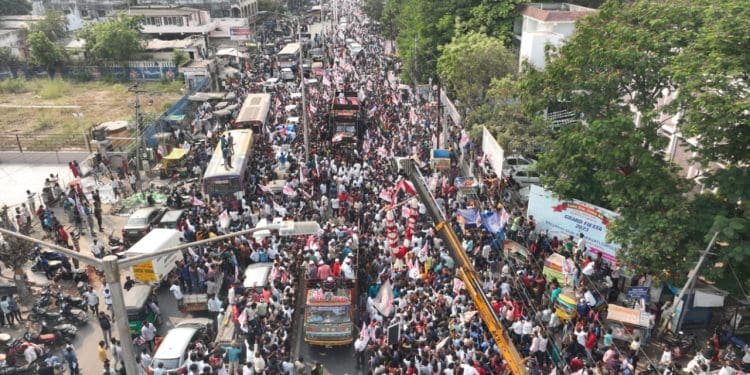JanaSena Formation Day Meeting : దారులన్నీ అటువైపే.. కదిలిన వారాహి..
