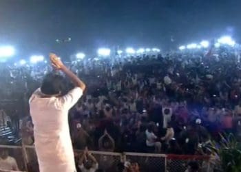 JanaSena Formation Day Meeting : వారాహిపై సభాప్రాంగణానికి చేరుకున్న జనసేనాని..