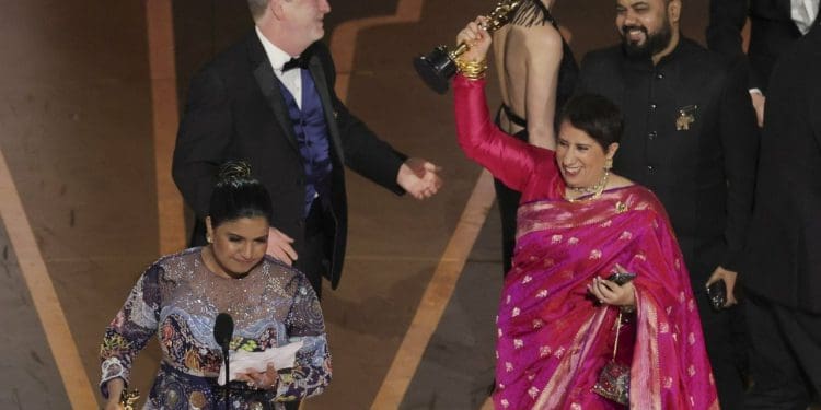 Oscars 2023 : భారత్ నుంచి ఆస్కార్ అవార్డ్ గెలుచుకున్న “ది ఎలిఫెంట్ విస్పరర్స్”..