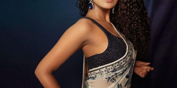 Anupama Parameswaran Latest Photos: వలపు బాణాలు విసురుతున్న అనుపమ..