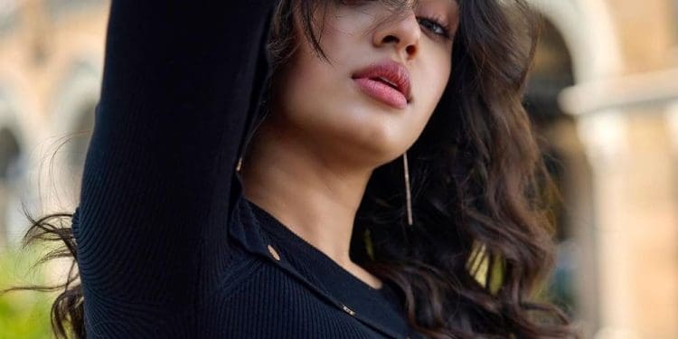 Krithi Shetty Latest Photos : హాట్ లుక్స్ లో ఆకట్టుకుంటున్న బేబమ్మ..