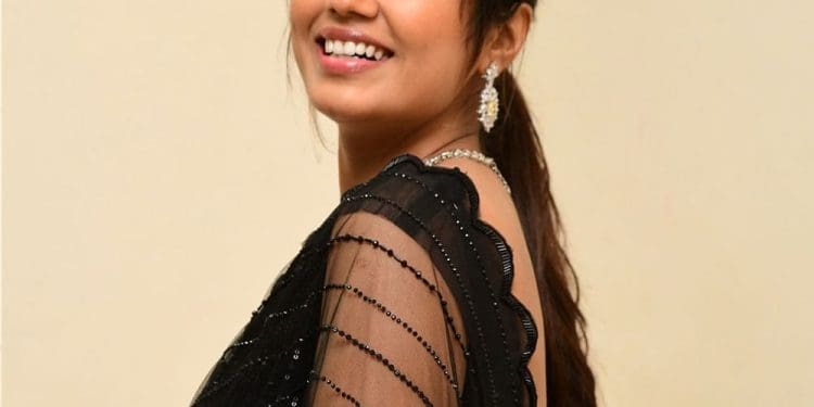 Nivetha Pethuraj Latest Photos : నివేతా పేతురాజ్ లేటెస్ట్ సారీ పిక్స్..