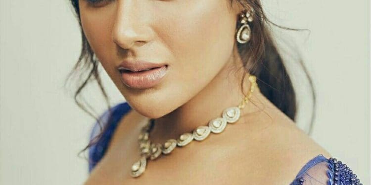 Samyuktha Menon Hot Pics : హాట్ లుక్స్ తో చంపేస్తున్న సంయుక్త..