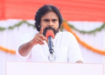 Pawan Kalyan : వైసీపీ మంత్రులు,తెలంగాణ ప్రజలకు బేషరతుగా క్షమాపణలు చెప్పాలి..