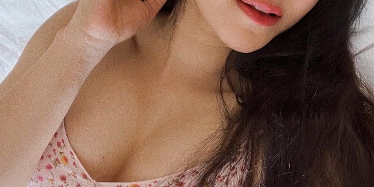 Adah Sharma : ఆదాశర్మ అందాలు..