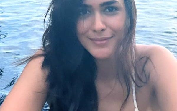 Mrunal Thakur : మృణాల్ ఠాకూర్ హాట్ పిక్స్..