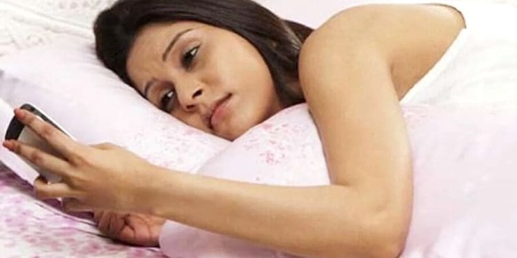 Vastu Tips for Sleeping : తల పక్కన ఈ వస్తువులు పెట్టుకొని పడుకుంటున్నారా..!?