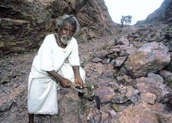 Inspirational story about Mountain Man : పర్వతాన్నే నేలమట్టం చేసిన “మౌంటెన్ మ్యాన్”..
