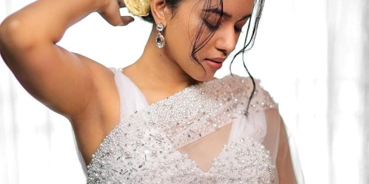 Mirnalini Ravi Hot Pics : వైట్ శారీలో భువి నుంచి దిగి వచ్చిన దేవకన్యల మెరిసిపోతున్న మృణాళిని..