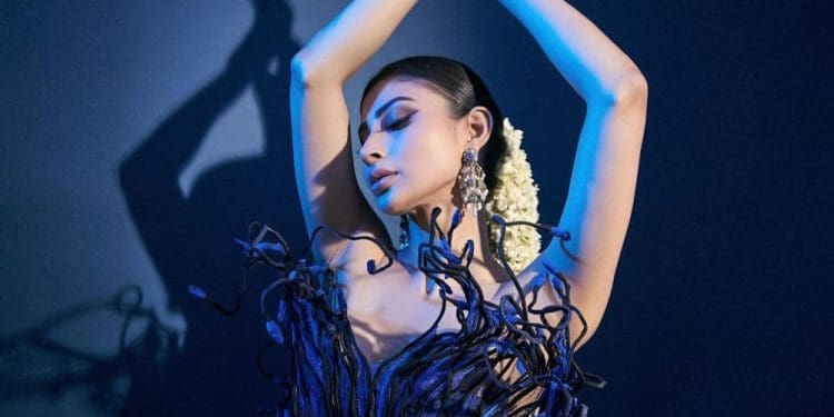 Mouni Roy: చూపులతో గుండెల్ని గుచ్చుతున్న మౌనిరాయ్ (ఫోటోలు)..