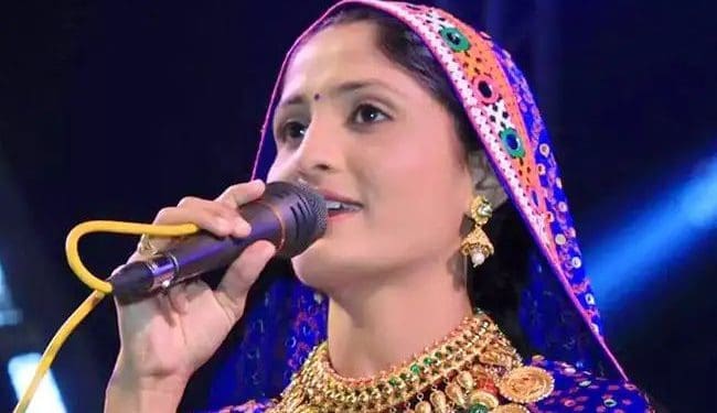 Geeta Rabari : ఒక్క పాట కచేరీతోనే 4 కోట్లు సంపాదించింది..వామ్మో మామూలు సింగర్ కాదుగా..