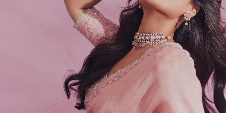 Samyuktha Menon : పింక్ శారీలో మనసు దోస్తున్న సంయుక్త మీనన్ లేటెస్ట్ ఫోటోలు..