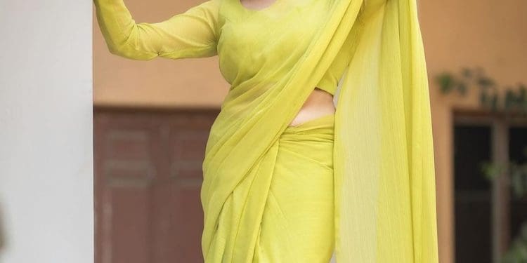 Sreemukhi : శారీలో కుర్రాళ్లను కవ్విస్తున్న శ్రీముఖి..