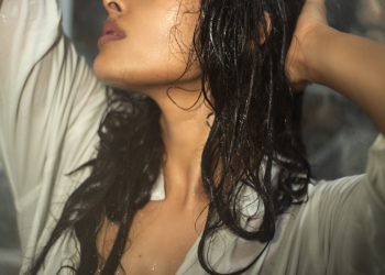 Actress Divi Hot Pics : దివి అందాలు అదరహో..