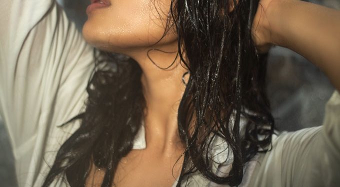 Actress Divi Hot Pics : దివి అందాలు అదరహో..