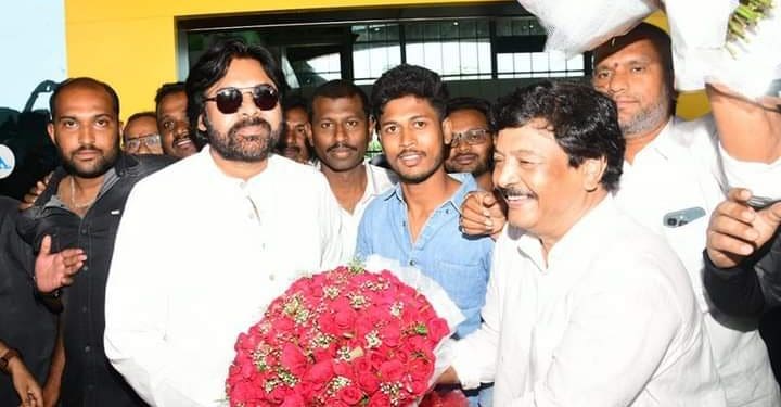 Janasena Chief Pawan Kalyan :రైతులను కలవడానికి రాజమండ్రి చేరుకున్న పవన్ కళ్యాణ్..!
