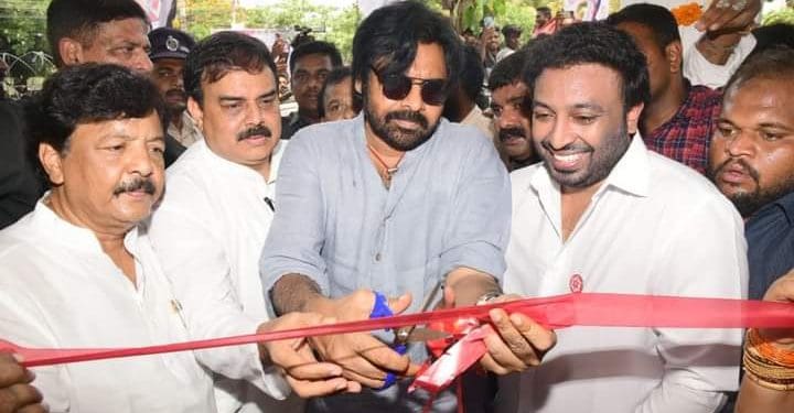 Janasena Chief Pawan Kalyan : రాజమండ్రిలో పార్టీ కార్యాలయాన్నీ ప్రారంభించిన పవన్ కళ్యాణ్..!