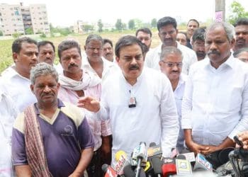 Nadendla Manohar : రైతులను పరామర్శించిన నాదెండ్ల మనోహర్..!