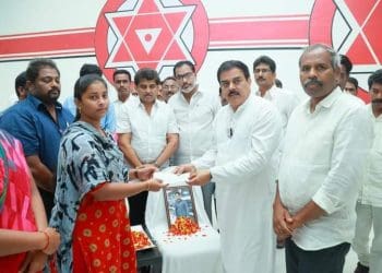 Ndendla Manohar : పార్టీ సభ్యుడి కుటుంబానికి రూ.5 లక్షల చెక్కు అందజేసిన జనసేనా..!
