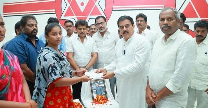 Ndendla Manohar : పార్టీ సభ్యుడి కుటుంబానికి రూ.5 లక్షల చెక్కు అందజేసిన జనసేనా..!