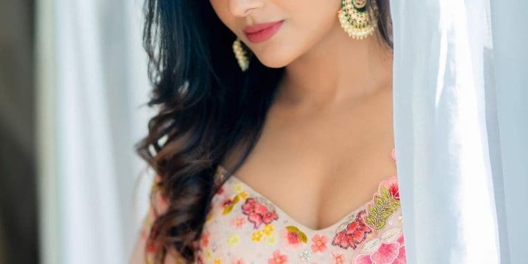 Mirnaa Menon Hot Pics : ఉగ్రం బ్యూటీ మిర్నా మీనన్ హాట్ పిక్స్..