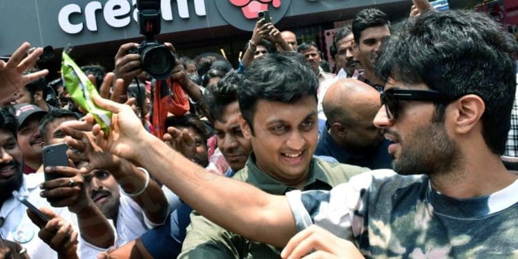 Vijay Deverakonda BirthDay Special : విజయ్ బర్త్ సందర్భంగా దేశవ్యాప్తంగా ఐస్ క్రీం పంపిణీ..