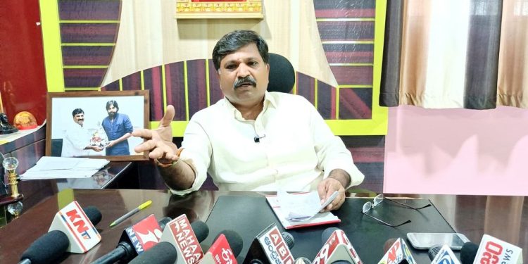Janasena : ప్రజల్ని మోసం చేస్తూ.. ఫ్లెక్సీల నాటకం ఆడుతున్న వైసీపీ ప్రభుత్వం : మధుసూదన్ రెడ్డి