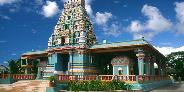 Temple : గుడికి వెళ్లేముందు అస్సలు చేయకూడని పనులు..!