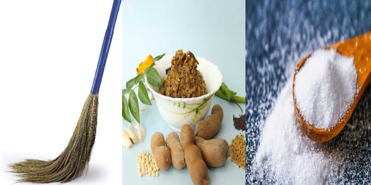 Hindu Tradition : ఈ వస్తువులను చేత్తో నేరుగా ఇంకొకరికి ఇస్తున్నారా.. జరిగే అరిష్టాలు కూడా తెలుసుకోండి..