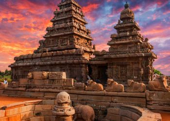 Spirituality : ఆలయానికి వెళ్ళినప్పుడు గుడి గడపను ఎందుకు మొక్కుతారో తెలుసా..!?