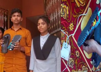 Electric Slippers : ఈ ఎలక్ట్రిక్ చెప్పులతో పొకిరీల ఆటకట్టు..