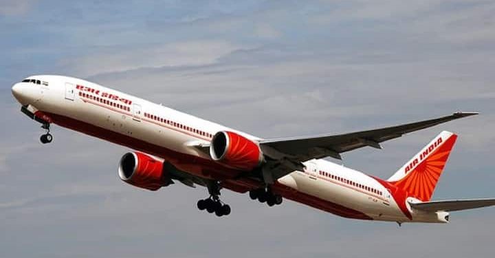 Airplane : టేకాఫ్ సమయంలో విమానం మీదకు కోళ్లను విసురుతారు.. ఎందుకో తెలుసా..?