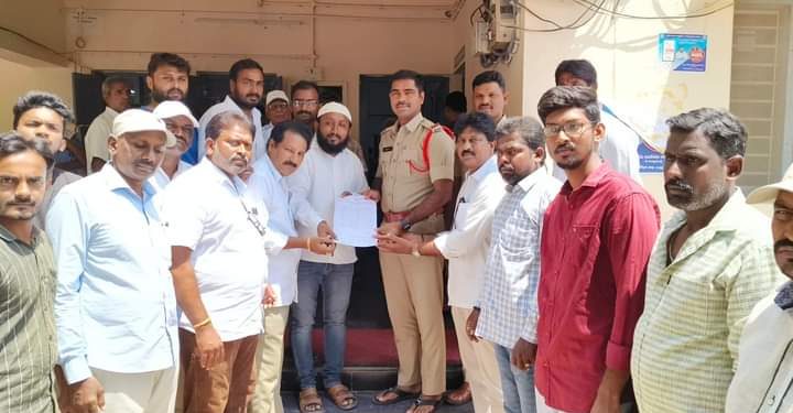 Janasena : వైసీపీ ప్రభుత్వ తీరుపై జనసేన నాయకుల నిరసన..