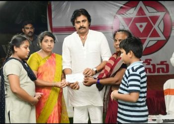 Varahi VijayaYathra : ప్రమాదవశాత్తు మరణించిన జనసైనికుల కుటుంబాలకు రూ.5 లక్షల బీమాచెక్కులు అందించిన పవన్ కళ్యాణ్..