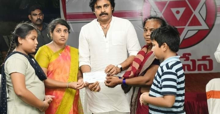 Varahi VijayaYathra : ప్రమాదవశాత్తు మరణించిన జనసైనికుల కుటుంబాలకు రూ.5 లక్షల బీమాచెక్కులు అందించిన పవన్ కళ్యాణ్..