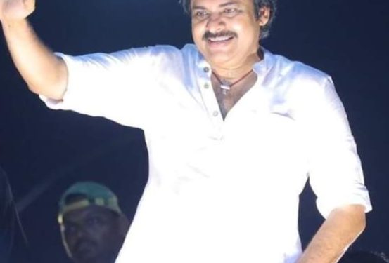 Varahi VijayaYathra : కాకినాడలో కదం తొక్కిన వారాహిరథం.. పదం కలిపిన జనసైన్యం