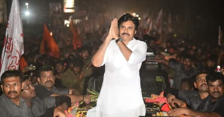 Varahi VijayaYathra : అమలాపురంలో జనసేన గర్జన.. జనసంద్రం మధ్య వారాహి విజయయాత్ర..