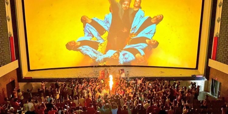 Tholi Prema Re Release : పండగ వాతావరణాన్ని తలపిస్తున్న తొలిప్రేమ రీ రిలీజ్..