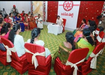 Pawan Kalyan : వీరమహిళలతో సమావేశమైన జనసేన అధినేత పవన్ కళ్యాణ్..