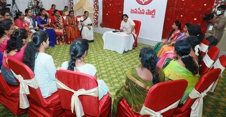 Pawan Kalyan : వీరమహిళలతో సమావేశమైన జనసేన అధినేత పవన్ కళ్యాణ్..
