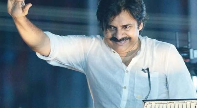 Varahi VijayaYathra : జనసేనాని రాకతో జన సంద్రమైన నరసాపురం..