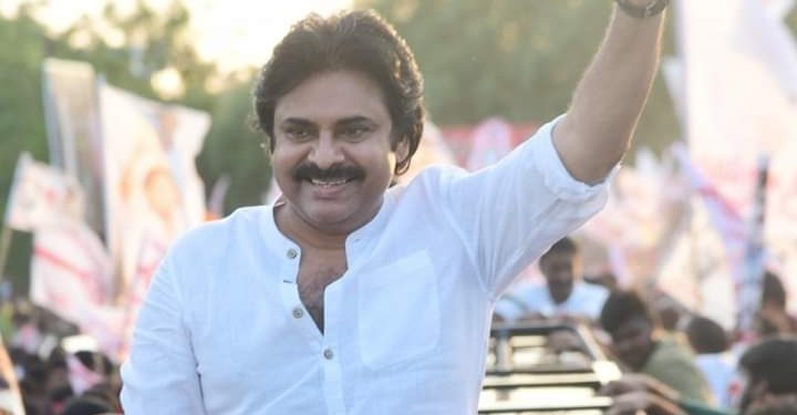 Varahi VijayaYathra : భీమవరంలో జన ప్రభంజనం.. జనసైనికుల హర్షాతిరేకాల మధ్య పవన్ కళ్యాణ్ రోడ్ షో..