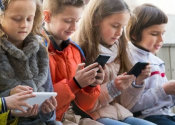 Smart Phone : ఆ పట్టణంలో చిన్నపిల్లలు స్మార్ట్ ఫోన్లు వాడడం నిషేధం..